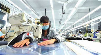 某服裝廠加工車間有工人54人,每人每天可以加工上衣8件或褲子10條,應如何分配人數(shù),怎樣才能使每天